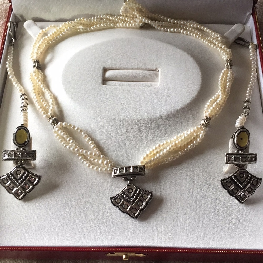 Necklace and earring set
